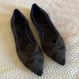 Rothy’s- pointed shoe- camo- size 9